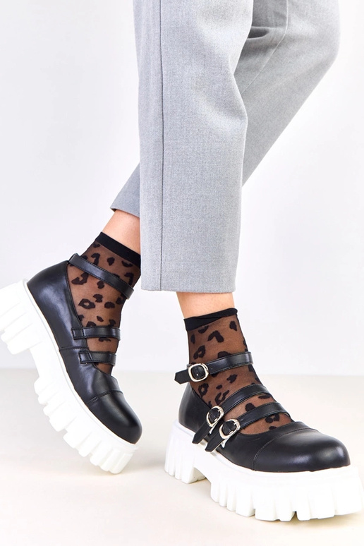 Melni pusbačiai uz traktora zoles...