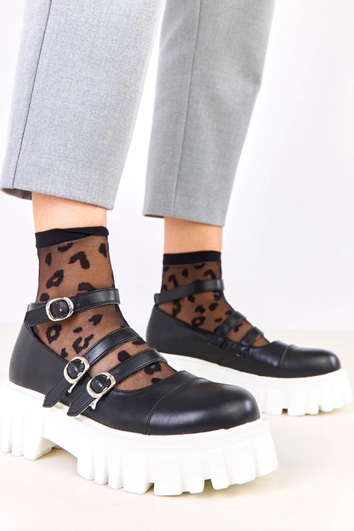 Melni pusbačiai uz traktora zoles...