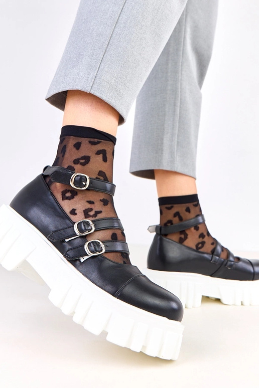 Melni pusbačiai uz traktora zoles...