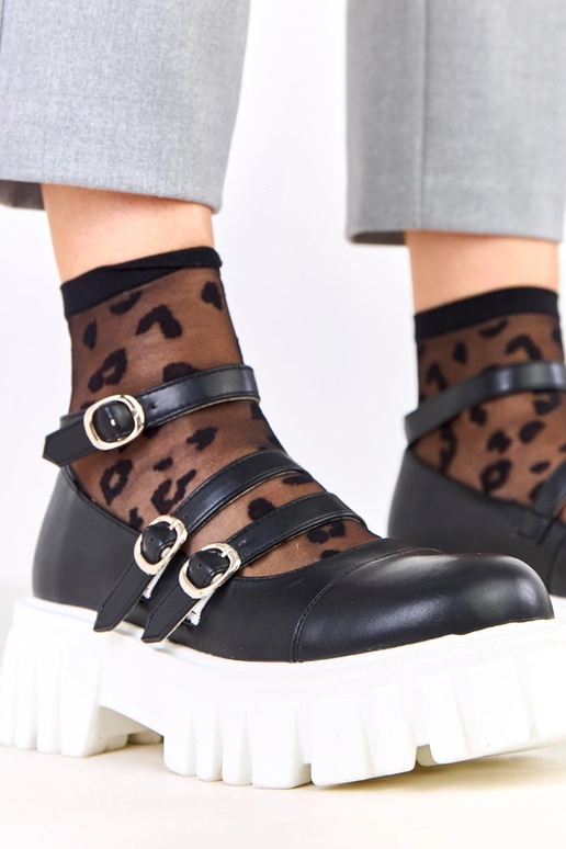 Melni pusbačiai uz traktora zoles...