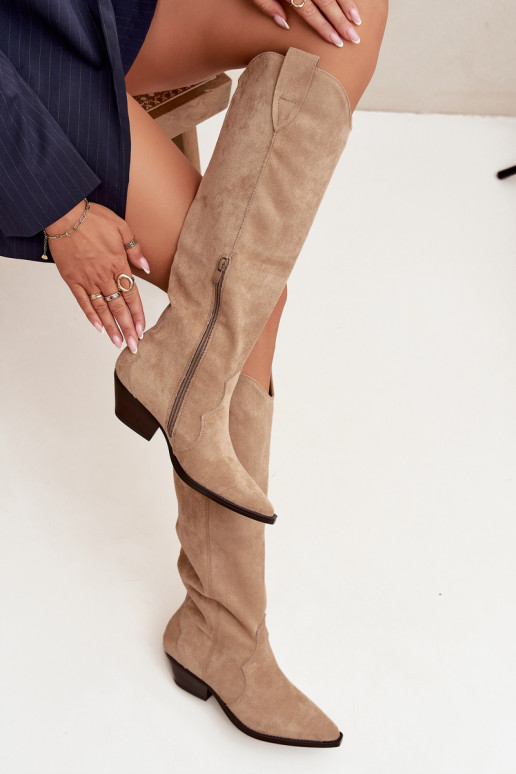 Siltināti ilgaaulie kaubojiskā stila apavi ar papēžiem no ekoloģiskās zamšā smilšu krāsā Jovianne