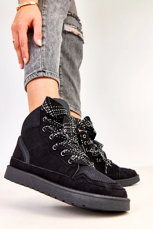 Melni augstie sporta zābaki ar biezām...