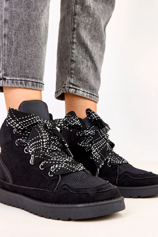 Melni augstie sporta zābaki ar biezām...