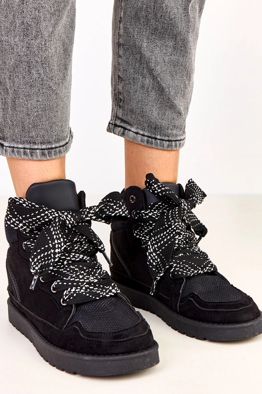 Melni augstie sporta zābaki ar biezām...