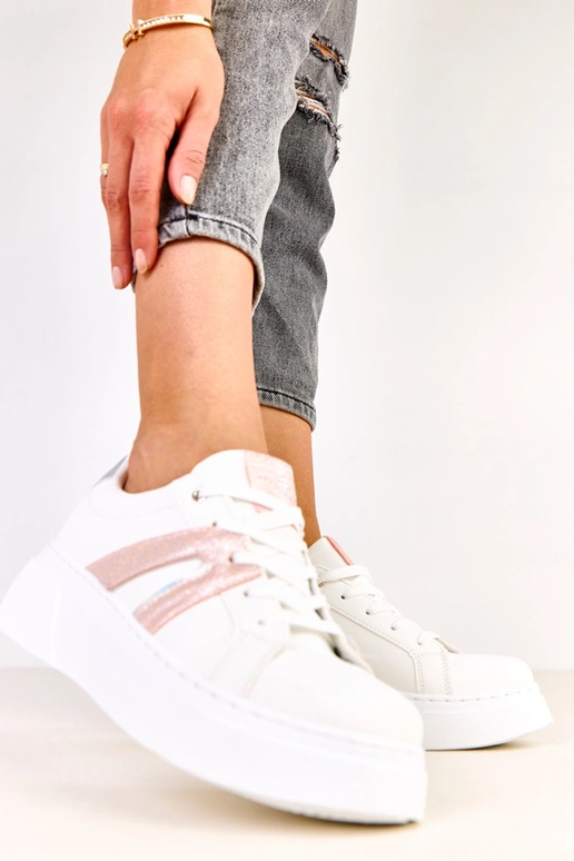 Baltas sporta kurpes ar platformu un...