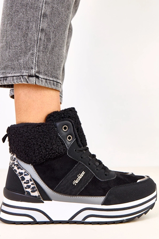 Melnās augstās siltās sporta kurpes...