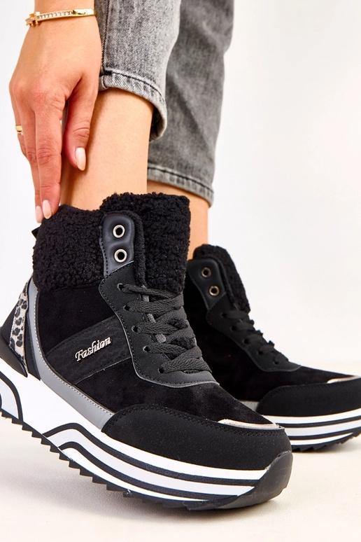 Melnās augstās siltās sporta kurpes...