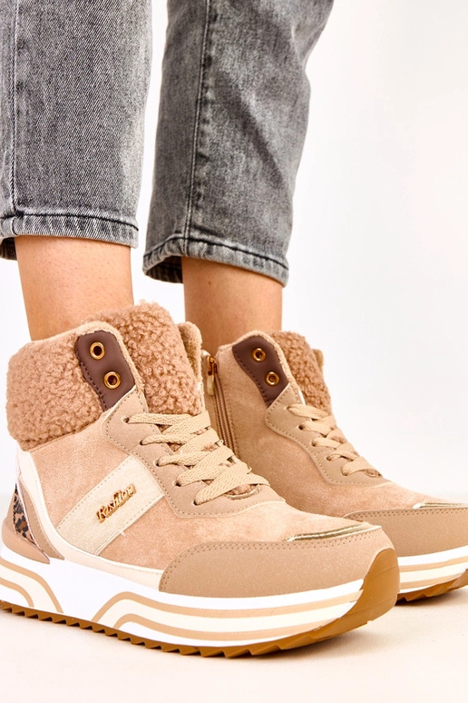 Tumši smilšu augstās siltās sporta...