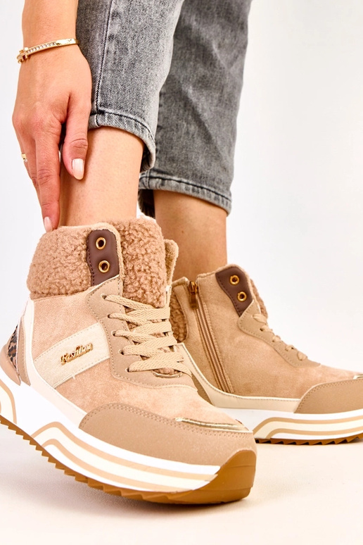 Tumši smilšu augstās siltās sporta...