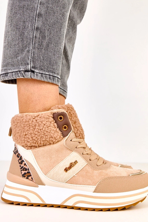 Tumši smilšu augstās siltās sporta...