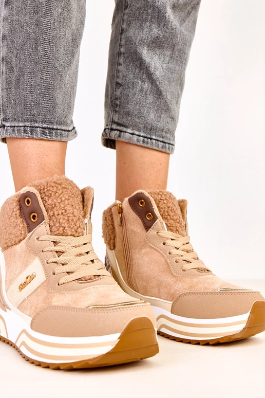 Tumši smilšu augstās siltās sporta...