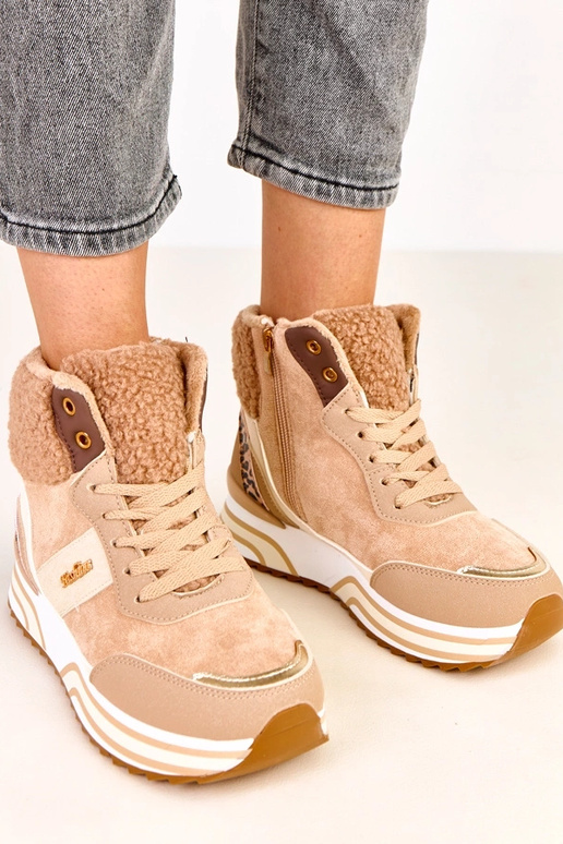 Tumši smilšu augstās siltās sporta...