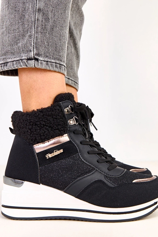 Melnās augstās siltās sporta kurpes...