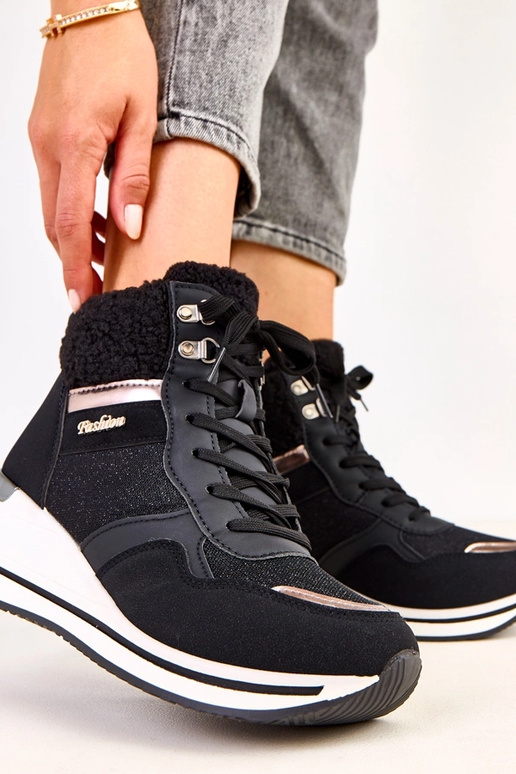 Melnās augstās siltās sporta kurpes...