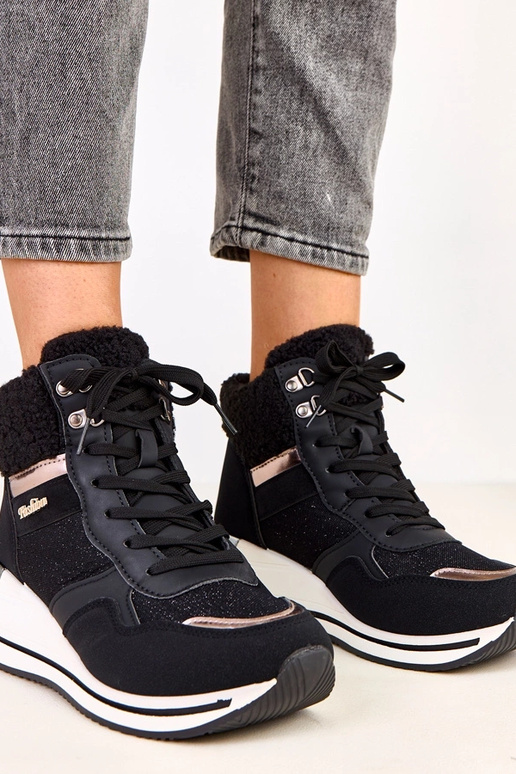 Melnās augstās siltās sporta kurpes...