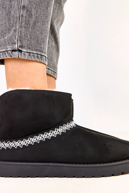 Melnas zemas sniega zābaciņas no...