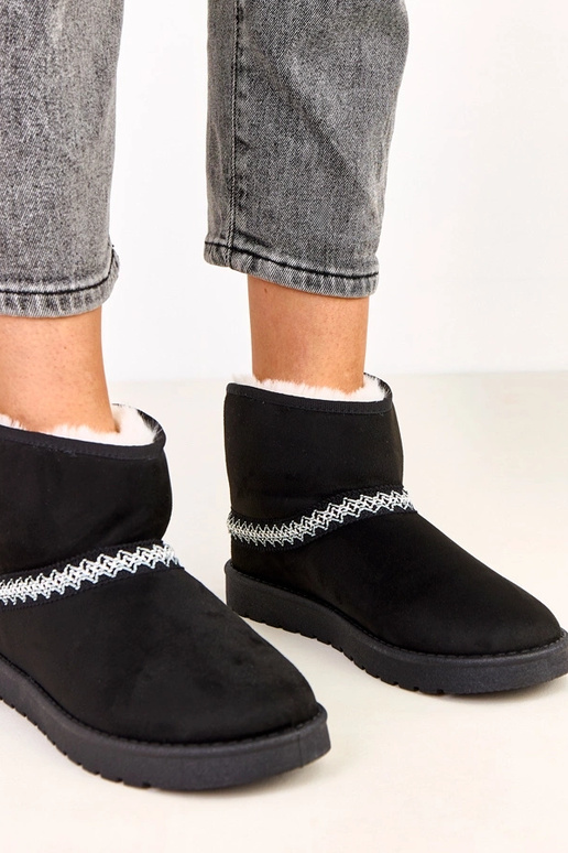 Melnas zemas sniega zābaciņas no...