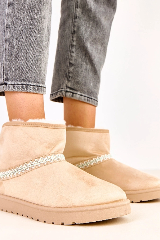 Smilšu krāsas zemas sniega zābaciņas...