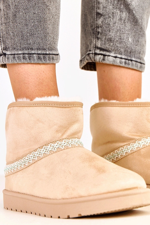 Smilšu krāsas zemas sniega zābaciņas...