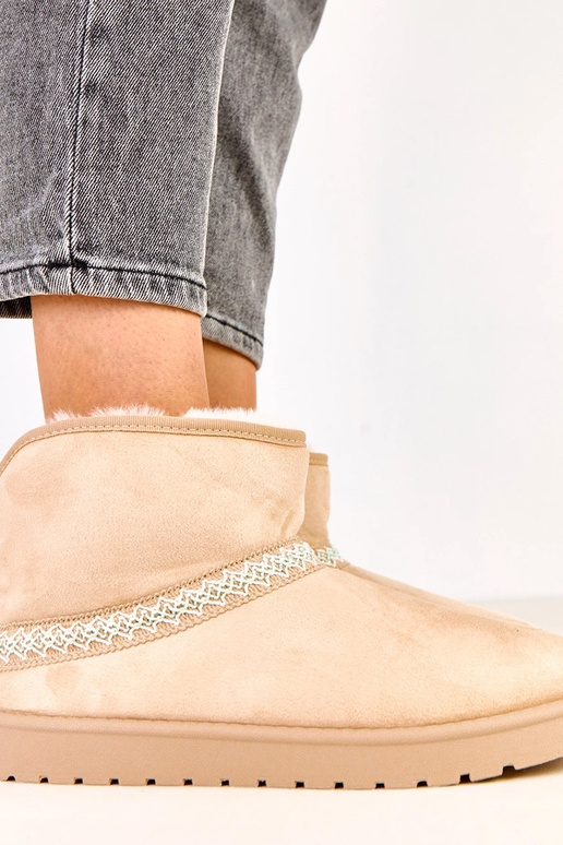 Smilšu krāsas zemas sniega zābaciņas...