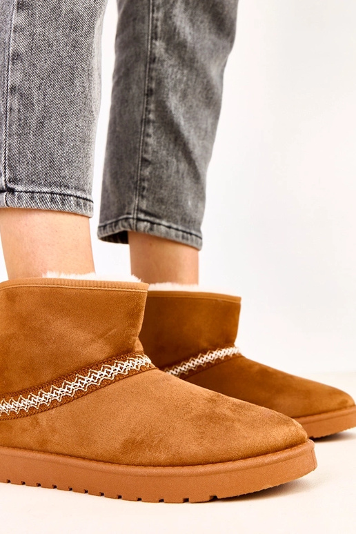 Karamelīgas zemas sniega zābaciņas no...