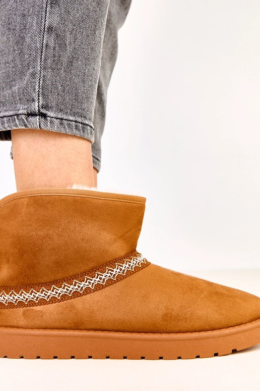 Karamelīgas zemas sniega zābaciņas no...