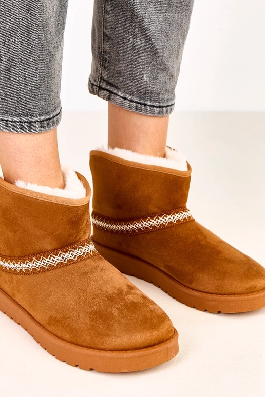 Karamelīgas zemas sniega zābaciņas no...