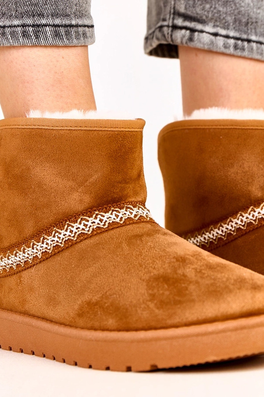 Karamelīgas zemas sniega zābaciņas no...