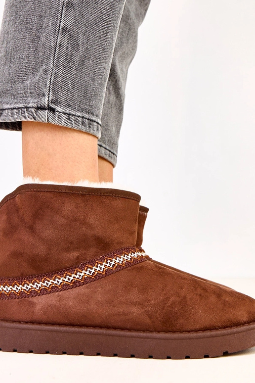 Brūnas zemas sniega zābaciņas no...