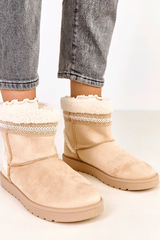 Smilšu krāsas zemas sniega zābaciņas...