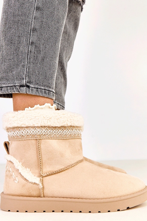 Smilšu krāsas zemas sniega zābaciņas...