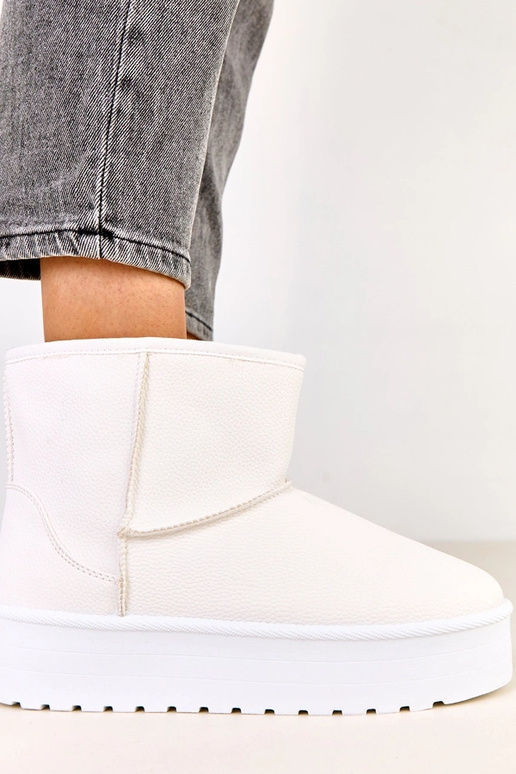 Baltas zemas sniega zābaciņas ar...