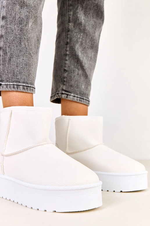 Baltas zemas sniega zābaciņas ar...