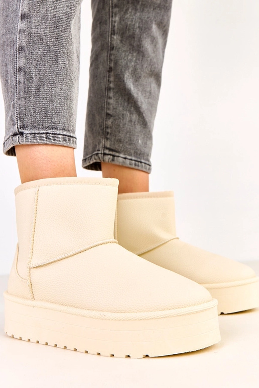 Smilšu krāsas zemas sniega zābaciņas...