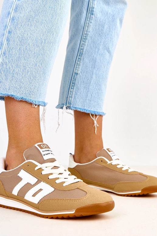 Zaļi sporta apavi ar baltām detaļām...