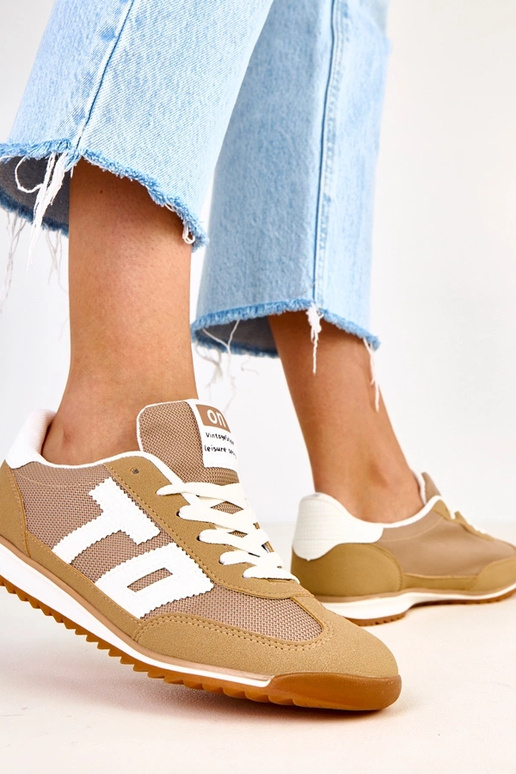 Zaļi sporta apavi ar baltām detaļām...