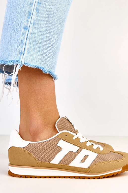 Zaļi sporta apavi ar baltām detaļām...