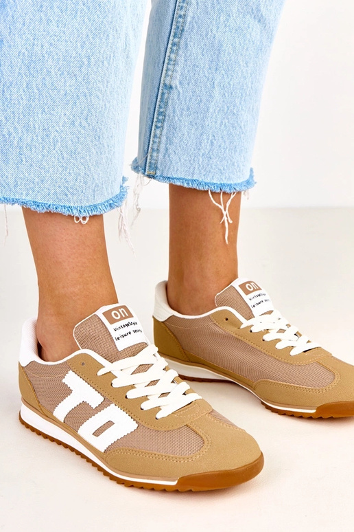 Zaļi sporta apavi ar baltām detaļām...