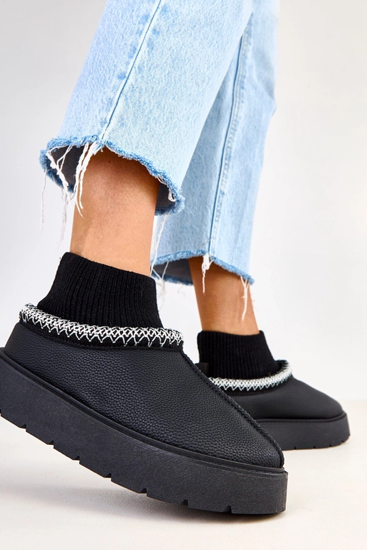 Melary melni sniega zābaki ar zeķes...