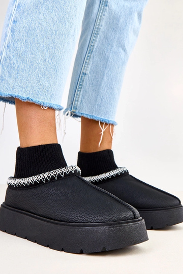 Melary melni sniega zābaki... 2