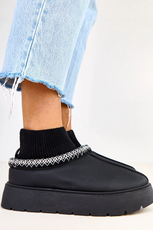 Melary melni sniega zābaki ar zeķes...