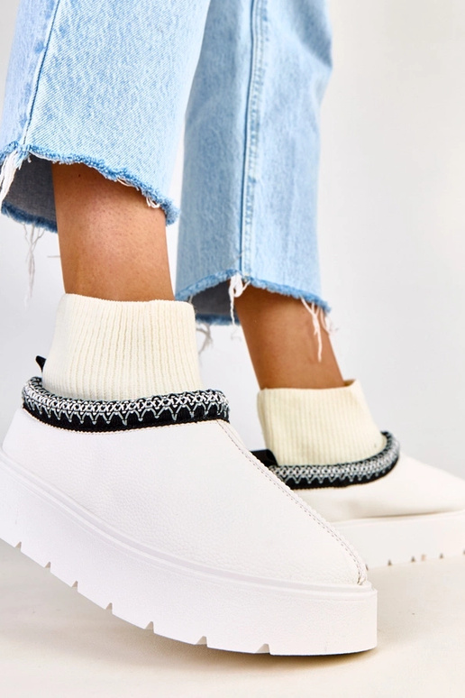 Melary balti sniega zābaki ar zeķes...