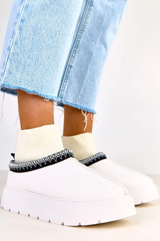 Melary balti sniega zābaki ar zeķes...