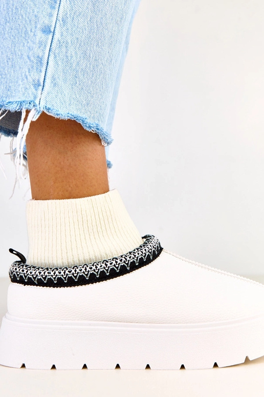 Melary balti sniega zābaki ar zeķes...