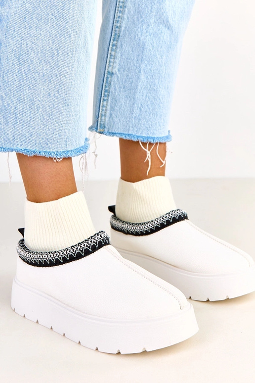 Melary balti sniega zābaki ar zeķes...