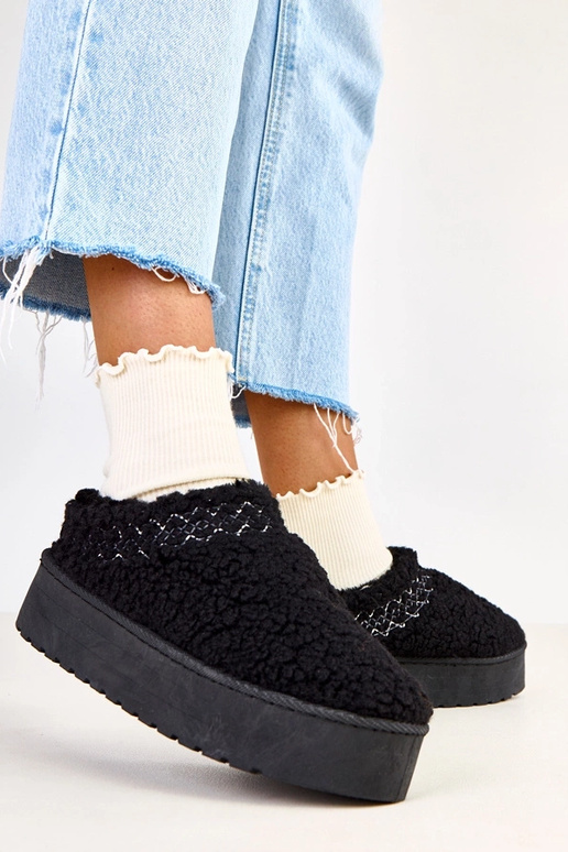 Royana melni zemi sniega zābaki uz...