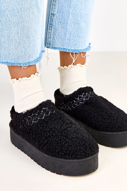 Royana melni zemi sniega zābaki uz...