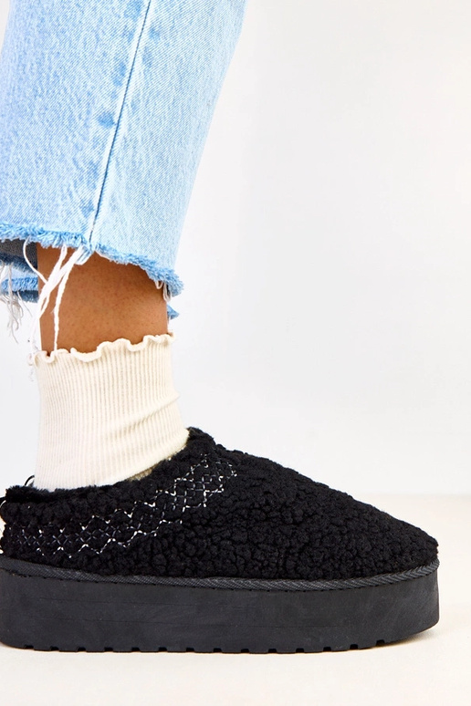 Royana melni zemi sniega zābaki uz...