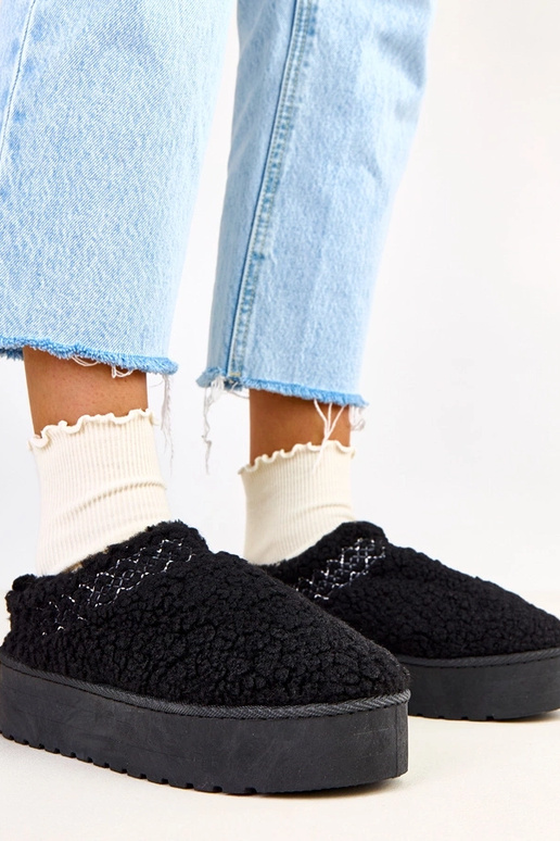 Royana melni zemi sniega zābaki uz...