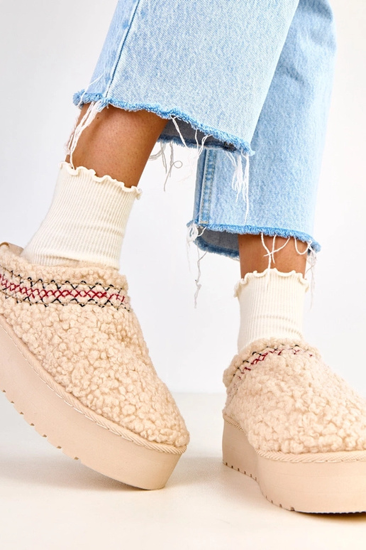 Royana smilškrāsas zemi sniega zābaki...